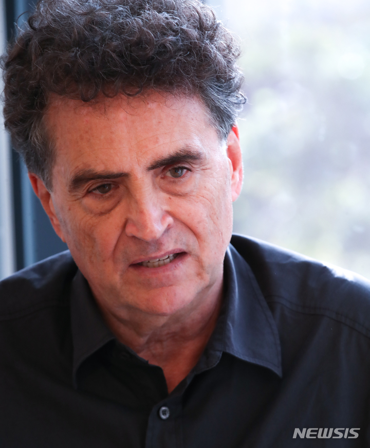 [제주=뉴시스] 우장호 기자 = 스페인 건축가 페르난도 메니스(Fernando Menis)가 지난 4일 오후 제주문학관 3층에서 뉴시스와 인터뷰하고 있다. 2022.11.07. woo1223@newsis.com