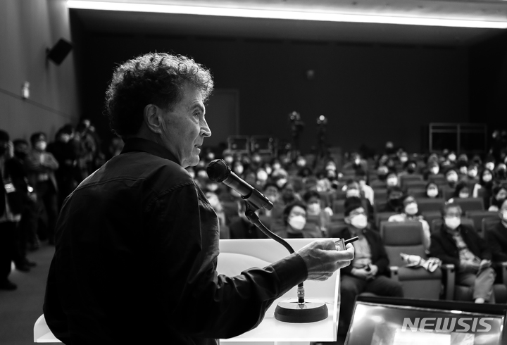 [제주=뉴시스] 우장호 기자 = 스페인 건축가 페르난도 메니스(Fernando Menis)가 지난 4일 오후 제주문학관 4층 대강당에서 열린 '제주국제건축포럼 프리뷰'에 참석해 '섬의 중심성'을 주제로 기조강연하고 있다. 2022.11.07. woo1223@newsis.com