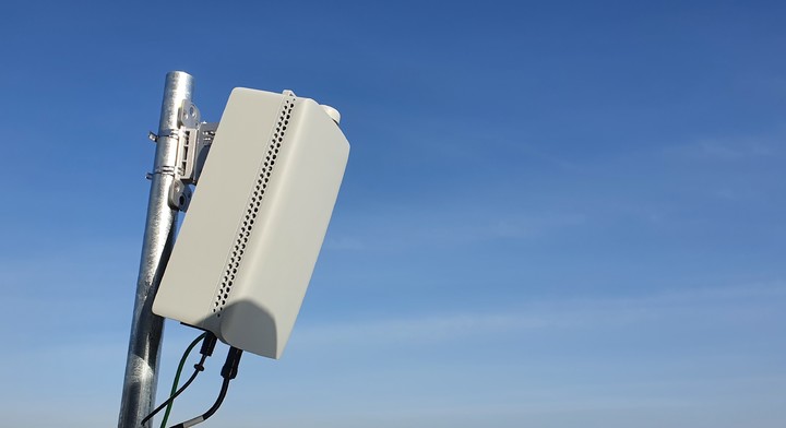 [서울=뉴시스] 삼성전자가 자체 개발한 최신 2세대 5G 모뎀칩을 탑재하고 기지국, 라디오, 안테나 기능을 하나의 폼팩터로 제공하는 28㎓ 컴팩트 매크로(Compact Macro) 장비. 기사 내용과 관계 없음. (사진=삼성전자) 2022.11.07. photo@newsis.com *재판매 및 DB 금지