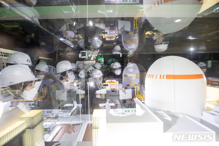 [울진=뉴시스]김성진 기자 = 지난 3일 경북 울진군 한울원자력본부 신한울 1호기 내부에 전시된 신한울 원자력발전소 모형. 신한울 1호기는 지난해 7월 원자력안전위원회로부터 운영허가를 발급받았으며, 현재 마지막 사용전검사(5단계)가 진행 중이다. (사진=원자력안전위원회 제공) 2022.11.07. ksj87@newsis.com