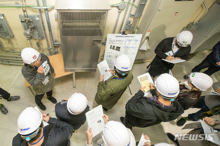 [울진=뉴시스] 김성진 기자 = 지난 3일 경북 울진군 한울원자력본부 신한울 2호기에 설치된 수소제거장치(피동촉매형수소재결합기, PAR). PAR는 촉매로 수소를 산소와 결합시켜 물로 만드는 역할을 하는 장치로, 원전 사고가 일어났을 때 수소폭발이 일어나지 않게 한다. 2011년 일본 후쿠시마 원전 사고 이후 국내 모든 원전에는 전기 없이도 수소를 제거할 수 있는 PAR가 설치됐다. (사진=원자력안전위원회 제공) 2022.11.07. ksj87@newsis.com