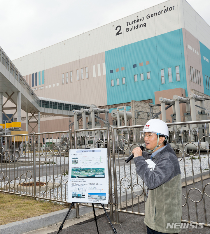 [울진=뉴시스] 김성진 기자 = 지난3일 경북 울진군 한울원자력본부에서 유영진 한국원자력안전기술원(KINS) 책임연구원이 신한울 2호기 외부에 설치된 주변압기를 포함해 원전 전력계통 안전 설비를 설명하고 있다. (사진=원자력안전위원회 제공) 2022.11.07. ksj87@newsis.com