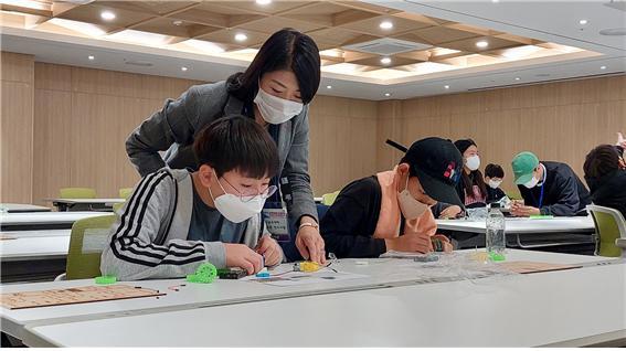 한양대 ERICA 지능형로봇사업단 김지영 교수가 '2022산학협력EXPO'에서 로봇 교육을 진행하고 있다. 사진 한양대 *재판매 및 DB 금지