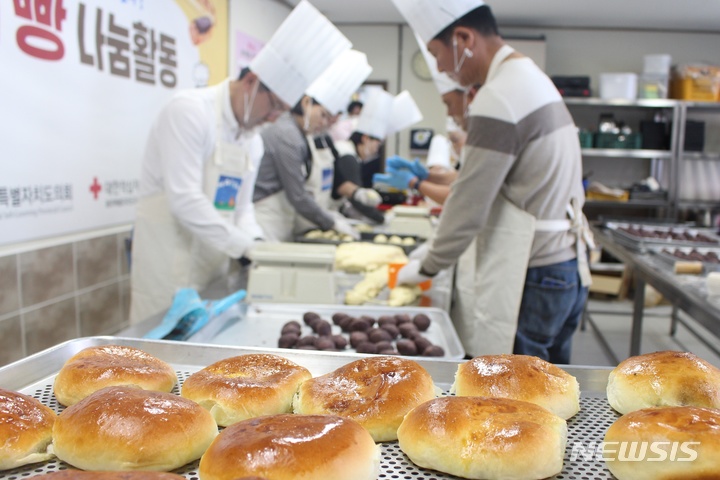 [제주=뉴시스] 양영전 기자 = 제주도의회 김경학 의장 등 의장단과 여성의원들이 7일 오전 제주시 용담1동 대한적집자사 제주지사에서 '사랑의 빵' 나눔 봉사활동에 나서 빵을 만들고 있다. 2022.11.07. 0jeoni@newsis.com 