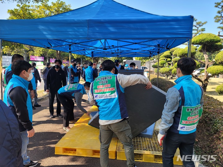 [제주=뉴시스] 오영재 기자 = 집단 해고 위기에 놓인 제주 북부소각장 노동자들이 7일 오전 제주도청 앞에서 고용 보장을 촉구하는 기자회견을 마치고 천막 농성에 돌입하고 있다. 2022.11.07. oyj4343@newsis.com
