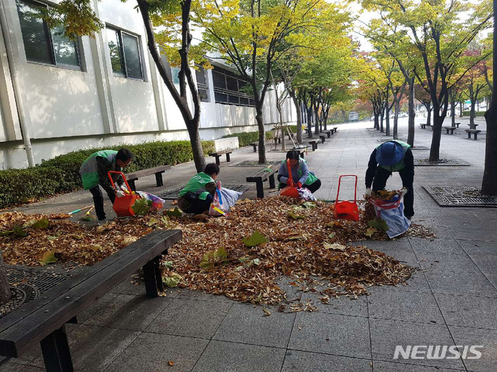 [성남=뉴시스]성남시가 추진하고 있는 공공근로사업 중 참여자들이 시립체육시설 주변 환경 정화작업을 하고 있다.