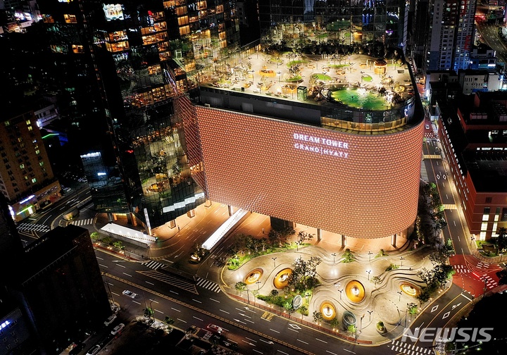 제주신화월드·제주드림타워 "2박 예약 시 1박은 무료"