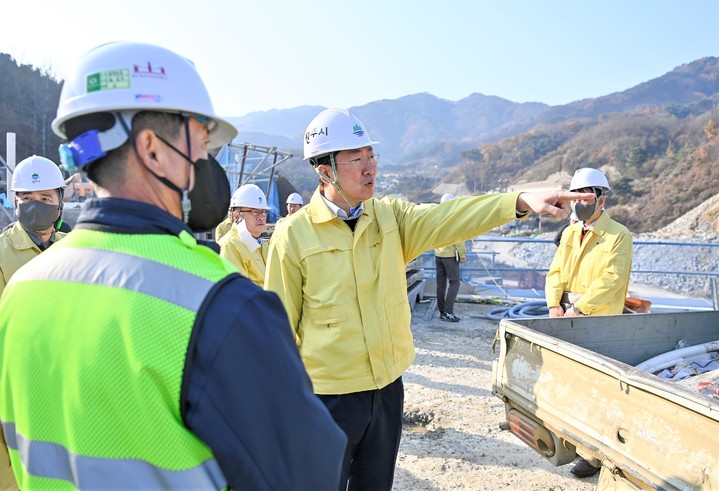 7일 원강수 원주시장이 중대재해 예방을 위한 합동점검반의 일원으로 대규모 건설 현장을 방문해 작업환경을 확인하고 근로자의 애로사항을 청취했다. *재판매 및 DB 금지