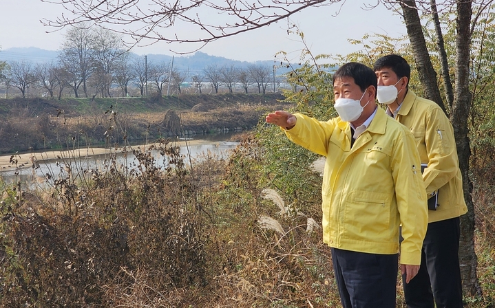 [증평=뉴시스] 강신욱 기자 = 이재영 충북 증평군수가 7일 철새도래지인 보강천을 찾아 조류인플루엔자 유입 방지를 위한 방역상황을 점검하고 있다. (사진=증평군 제공) 2022.11.07. photo@newsis.com *재판매 및 DB 금지