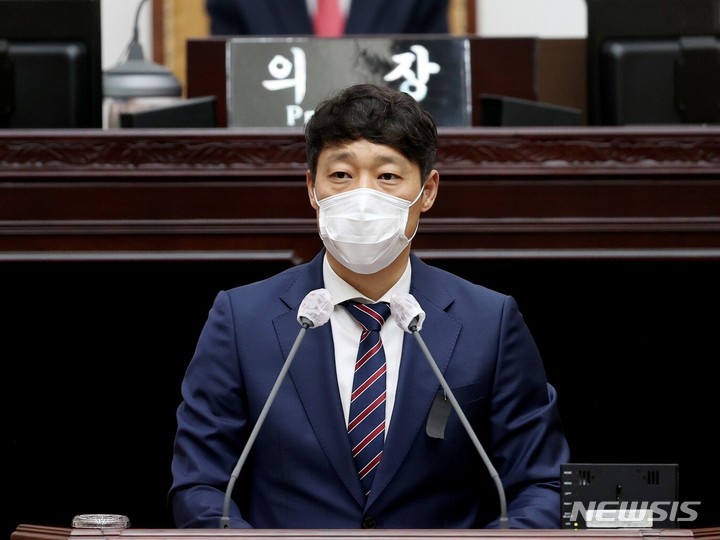 [인천=뉴시스] 이루비 기자 = 5분 자유발언 중인 이용창(국·서구2) 인천시의원. (사진=인천시의회 제공) 2022.11.07. photo@newsis.com *재판매 및 DB 금지