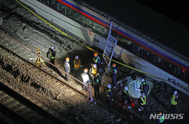 [서울=뉴시스] 김금보 기자 = 7일 오전 서울 영등포구 경부선 하행 영등포역 인근 선로에서 작업자들이 탈선 열차 복구 작업을 하고 있다. 앞서 한국철도공사(코레일)와 영등포소방서에 따르면 6일 오후 8시55분께 용산에서 익산으로 향하던 무궁화호 제1567열차가 영등포역 진입중 궤도를 이탈하는 사고가 발생했다. 탑승객은 276명이다. 코레일은 이 사고로 이날 오후 11시 기준 승객 20명이 경상을 입어 병원 이송됐다고 밝혔다. 다만 영등포소방서는 30여명이 경상을 입은 것으로 파악하고 있어 부상자수에 차이를 보이고 있다. 사고 직후 승객들은 영등포역까지 도보로 대피했다. 2022.11.07. kgb@newsis.com