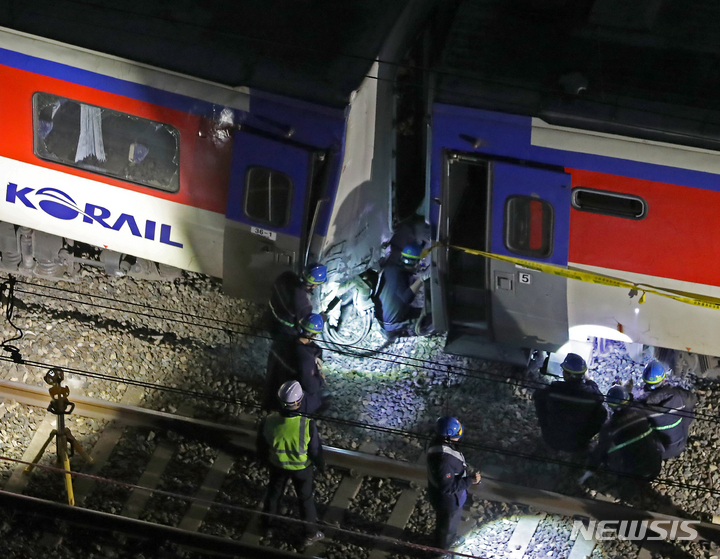 [서울=뉴시스] 김금보 기자 = 7일 오전 서울 영등포구 경부선 하행 영등포역 인근 선로에서 작업자들이 탈선 열차 복구 작업을 하고 있다. 앞서 한국철도공사(코레일)와 영등포소방서에 따르면 6일 오후 8시55분께 용산에서 익산으로 향하던 무궁화호 제1567열차가 영등포역 진입중 궤도를 이탈하는 사고가 발생했다. 탑승객은 276명이다. 코레일은 이 사고로 이날 오후 11시 기준 승객 20명이 경상을 입어 병원 이송됐다고 밝혔다. 다만 영등포소방서는 30여명이 경상을 입은 것으로 파악하고 있어 부상자수에 차이를 보이고 있다. 사고 직후 승객들은 영등포역까지 도보로 대피했다. 2022.11.07. kgb@newsis.com