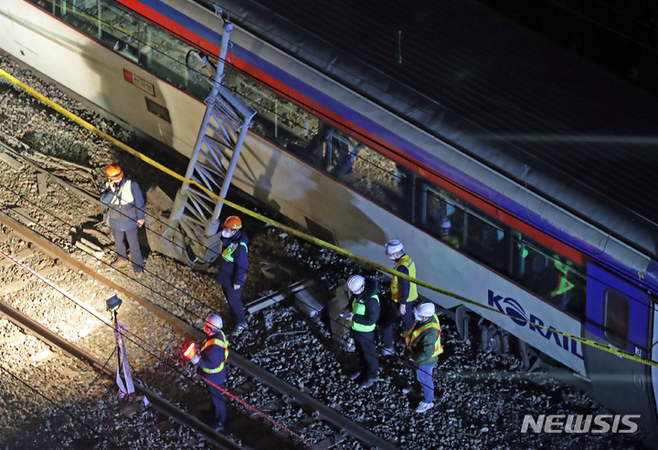 [서울=뉴시스] 김금보 기자 = 7일 오전 서울 영등포구 경부선 하행 영등포역 인근 선로에서 작업자들이 탈선 열차 복구 작업을 하고 있다. 앞서 한국철도공사(코레일)와 영등포소방서에 따르면 6일 오후 8시55분께 용산에서 익산으로 향하던 무궁화호 제1567열차가 영등포역 진입중 궤도를 이탈하는 사고가 발생했다. 탑승객은 276명이다. 코레일은 이 사고로 이날 오후 11시 기준 승객 20명이 경상을 입어 병원 이송됐다고 밝혔다. 다만 영등포소방서는 30여명이 경상을 입은 것으로 파악하고 있어 부상자수에 차이를 보이고 있다. 사고 직후 승객들은 영등포역까지 도보로 대피했다. 2022.11.07. kgb@newsis.com