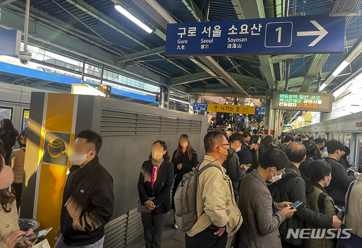 [서울=뉴시스] 정병혁 기자 = 7일 오전 경기 부천시 1호선 송내역에서 시민들이 지하철을 기다리고 있다. 코레일은 전날 발생한 영등포역 무궁화호 열차 궤도이탈 사고 복구 작업이 지연되고 있어 오후 4시께 정상화 될 것으로 보고 있다. 독자 A씨는 "출근 시간에 언제 올지도 모르는 전철을 많은 사람들이 계속 기다리고 있다" 며 "지연 안내방송만 나올 뿐 역무원도 없어 답답하다"고 말헀다. (사진=독자 제공) 2022.11.07. photo@newsis.com