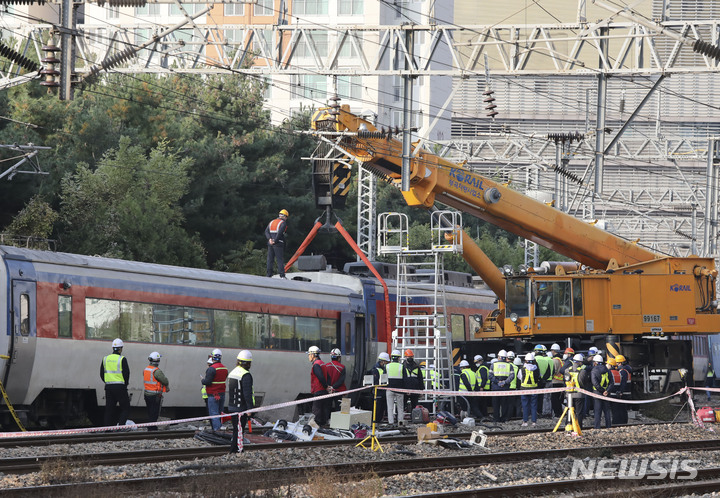 [서울=뉴시스] 김근수 기자 = 지난해 11월7일 오전 서울 영등포역 인근에서 무궁화호 열차가 찰선해 코레일 직원들이 사고처리를 하고 있다. 2023.03.20. ks@newsis.com