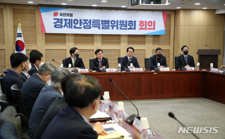 [서울=뉴시스] 김선웅 기자 = 류성걸 국민의힘 경제안정특별위원장이 7일 서울 여의도 국회 의원회관에서 열린 국민의힘 경제안정특별위원회 임명장 수여식 및 제1차 회의에서 모두발언을 하고 있다. 2022.11.07. mangusta@newsis.com