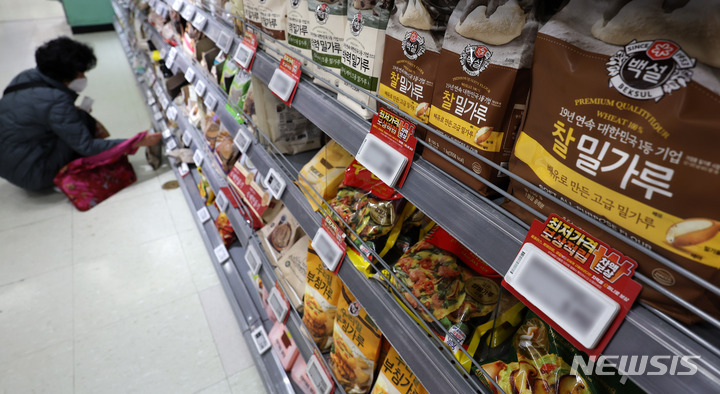 [서울=뉴시스] 백동현 기자 = 서울 시내 한 대형마트에 밀가루 등 가공식품이 진열돼 있다. 2022.11.07. livertrent@newsis.com