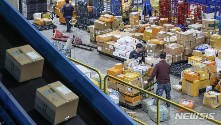 [인천=뉴시스] 고승민 기자 = 인천공항본부세관 특송물류센터에 해외 직구 물품들이 운반되고 있다. (공동취재사진) 2024.03.26. photo@newsis.com