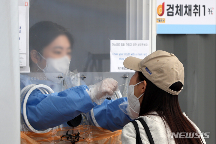 [서울=뉴시스] 백동현 기자 = 코로나19 신규 확진자가 1만8671명으로 집계된 지난 7일 오후 서울 중구 서울역광장에 마련된 임시선별검사소에서 의료진이 검체를 채취하고 있다. 2022.11.07. livertrent@newsis.com