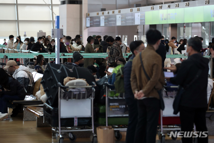 [인천공항=뉴시스] 고승민 기자 = 코로나 이후 처음으로 지난 6일 인천공항 일일 여객이 9만명을 넘어 93,251명으로 집계 됐다. 7일 인천국제공항 제1터미널 출국장에서 이용객들이 이동하고 있다. 이는 코로나 이전인 2020년 2월 이후 986일 만으로 올해 1월1일 대비 10배 이상 증가한 수치다. 2022.11.07. kkssmm99@newsis.com