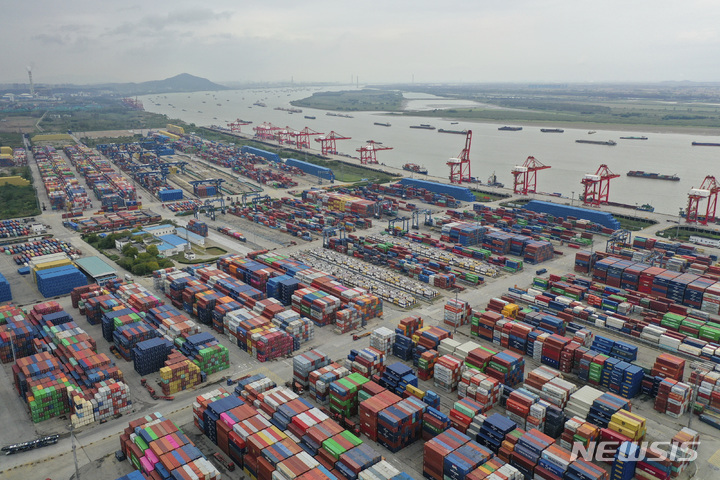 [난징=AP/뉴시스] 지난해 10월27일 장쑤성 난징항에 컨테이너들이 쌓여있는 모습. 2022.11.07 