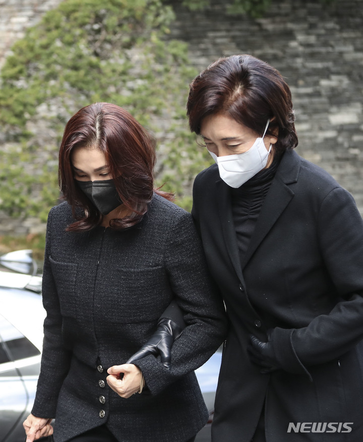 [서울=뉴시스] 김근수 기자 = 이서현(왼쪽) 삼성복지재단 이사장과 홍라희(오른쪽) 전 삼성미술관 리움관장이 7일 오후 서울 중구 CJ인재원에 마련된 이재현 CJ그룹 회장의 모친 고 손복남 CJ 고문의 빈소에 도착하고 있다. 2022.11.07. ks@newsis.com