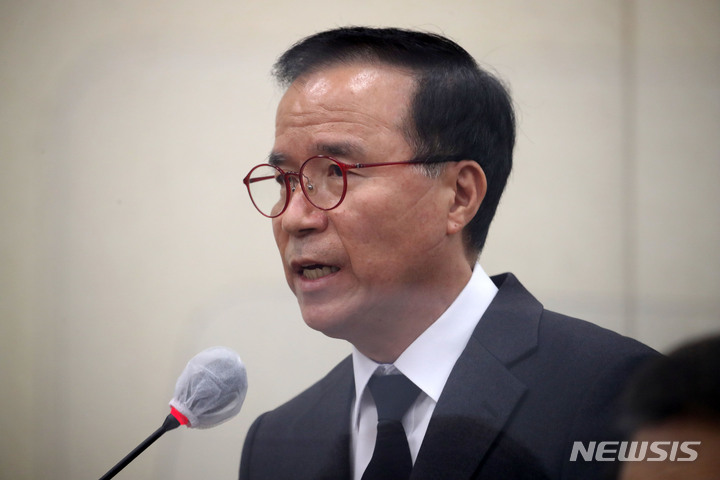 [서울=뉴시스] 김선웅 기자 = 김광호 서울경찰청장이 지난 7일 서울 여의도 국회에서 열린 행정안전위원회 전체회의에서 이태원 참사 관련 질의에 답변하고 있다. 2022.11.07. mangusta@newsis.com