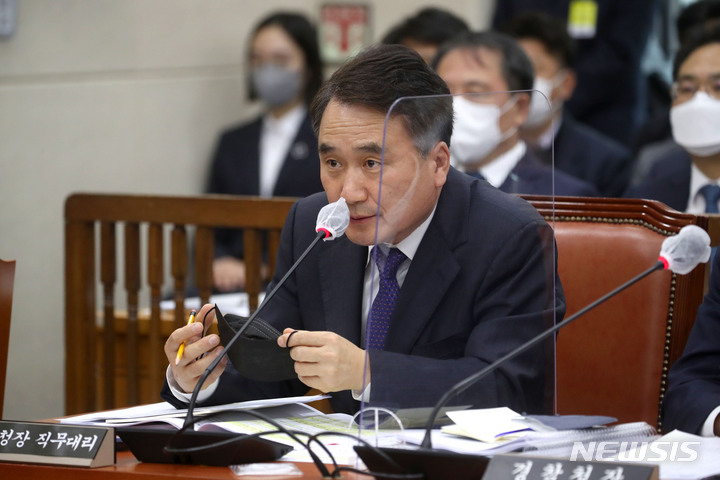 [서울=뉴시스] 김선웅 기자 = 남화영 소방청장 직무대리가 지난해 11월7일 서울 여의도 국회에서 열린 행정안전위원회 전체회의에서 이태원 참사 관련 질의에 답변하고 있다. 2022.11.07. mangusta@newsis.com