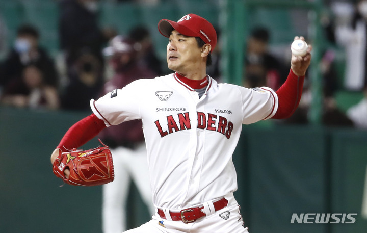 [인천=뉴시스] 정병혁 기자 = 7일 인천 SSG랜더스필드에서 열린 2022 KBO 한국시리즈 5차전 키움 히어로즈와 SSG 랜더스의 경기, SSG 선발 김광현이 역투하고 있다. 2022.11.07. jhope@newsis.com
