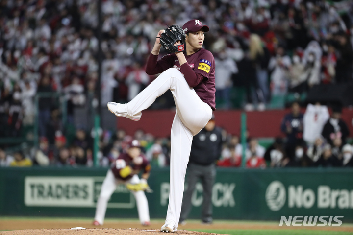 [인천=뉴시스] 김금보 기자 = 7일 인천 SSG랜더스필드에서 열린 2022 KBO 한국시리즈 5차전 키움 히어로즈와 SSG 랜더스의 경기, 1회말 키움 선발 안우진이 공을 던지고 있다. 2022.11.07. kgb@newsis.com