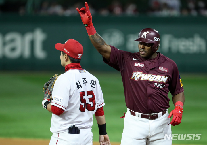 [인천=뉴시스] 이영환 기자 = 지난 2022년 11월7일 인천 SSG랜더스필드에서 열린 2022 KBO 한국시리즈 5차전 키움 히어로즈와 SSG 랜더스의 경기, 3회초 1사 주자없는 상황에서 키움 푸이그가 안타를 친 후 기뻐하고 있다. 2022.11.07. 20hwan@newsis.com