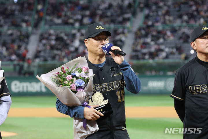 [인천=뉴시스] 김금보 기자 = 7일 인천 SSG랜더스필드에서 열린 2022 KBO 한국시리즈 5차전 키움 히어로즈와 SSG 랜더스의 경기에 앞서 구대성 전 질롱코리아 감독이 수상소감을 말하고 있다. 2022.11.07. kgb@newsis.com