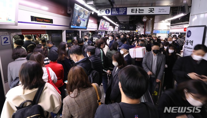 [서울=뉴시스] 조수정 기자 = 지난 11월 7일 오후 무궁화호 탈선사고 여파로 1호선 상하선 전동열차가 서행 운행하며 퇴근길 1호선 서울역 지하철 승강장이 혼잡한 모습을 보이고 있다. 2022.11.07. chocrystal@newsis.com