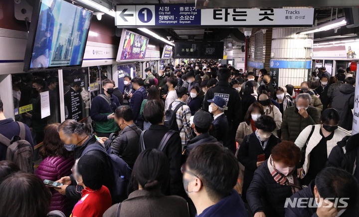 [서울=뉴시스] 조수정 기자 = 지난 7일 오후 무궁화호 탈선사고 여파로 1호선 상하선 전동열차가 서행 운행하며 퇴근길 1호선 서울역 지하철 승강장이 혼잡한 모습을 보이고 있다. 2022.11.08. chocrystal@newsis.com