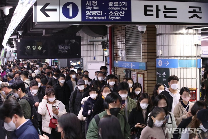 [서울=뉴시스] 조수정 기자 = 내년부터 서울시의 대중교통을 무제한으로 이용할 수 있는 정기권 '기후동행카드'가 도입된다. 월 6만5000원짜리 교통카드 하나로 서울 시내 지하철, 시내·마을버스, 공공자전거 따릉이까지 원스톱 무제한 이용할 수 있다. 사진은 지난해 7월 퇴근길 1호선 서울역 지하철 승강장 모습. 2022.11.07. chocrystal@newsis.com