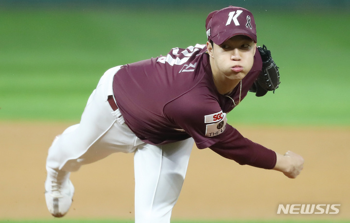 [인천=뉴시스] 이영환 기자 = 7일 인천 SSG랜더스필드에서 열린 2022 KBO 한국시리즈 5차전 키움 히어로즈와 SSG 랜더스의 경기, 6회말 키움 선발 안우진이 역투하고 있다. 2022.11.07. 20hwan@newsis.com
