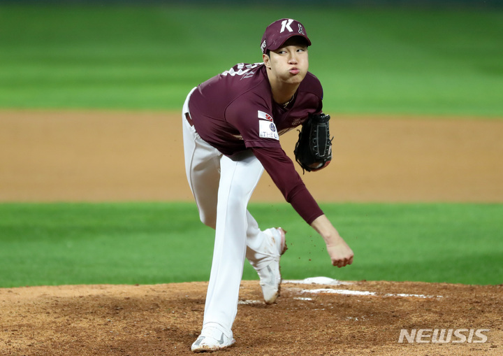 [인천=뉴시스] 이영환 기자 = 7일 인천 SSG랜더스필드에서 열린 2022 KBO 한국시리즈 5차전 키움 히어로즈와 SSG 랜더스의 경기, 6회말 키움 선발 안우진이 역투하고 있다. 2022.11.07. 20hwan@newsis.com