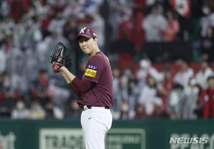[인천=뉴시스] 김금보 기자 = 7일 인천 SSG랜더스필드에서 열린 2022 KBO 한국시리즈 5차전 키움 히어로즈와 SSG 랜더스의 경기, 6회말 2사 만루 실점위기를 넘긴 키움 선발 안우진이 더그아웃을 보며 박수치고 있다. 2022.11.07. kgb@newsis.com