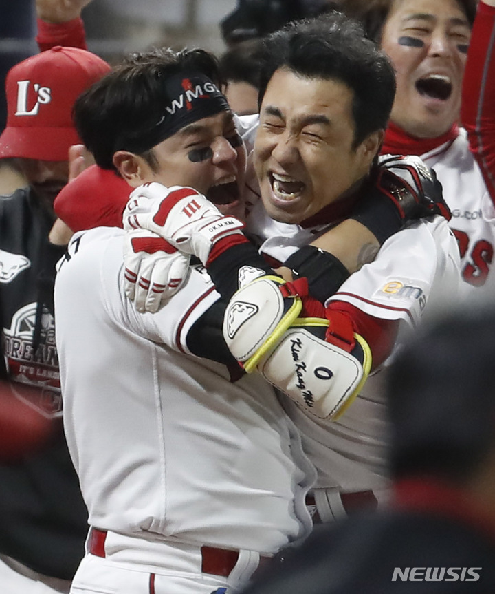 [인천=뉴시스] 정병혁 기자 = 7일 인천 SSG랜더스필드에서 열린 2022 KBO 한국시리즈 5차전 키움 히어로즈와 SSG 랜더스의 경기, 9회말 무사 주자 1, 3루 상황 SSG 김강민 끝내기 홈런으로 인해 5대4로 역전 승리한 SSG 김강민, 추신수가 기뻐하고 있다. 2022.11.07. jhope@newsis.com