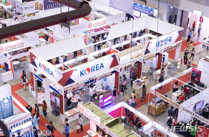 [서울=뉴시스]호치민 프랜차이즈 박람회 한국관 현장상담(사진 제공=한국농수산식품유통공사)