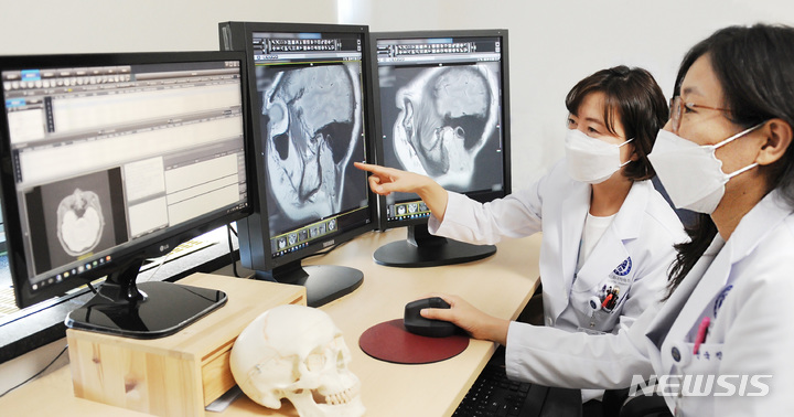 [서울=뉴시스]연세대 치과대학병원 영상치의학과 한상선(왼쪽)·전국진 교수가 MRI 영상을 판독하고 있다. (사진= 세브란스병원 제공) 2022.11.08