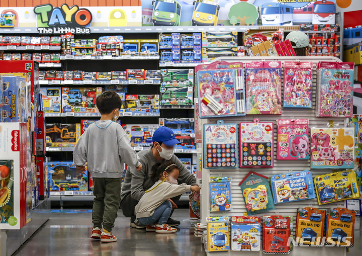 [저출산·고령화 유통 미래는②]위기의 아동복·완구…프리미엄으로 돌파구