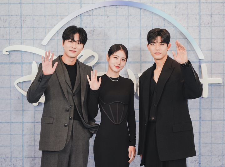 왼쪽부터 서지훈, 신예은, 로몬