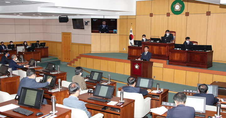 8일 개회한 정읍시의회 제279회 제2차 정례회에서 이학수 시장이 나와 시정연설을 하고 있다. *재판매 및 DB 금지