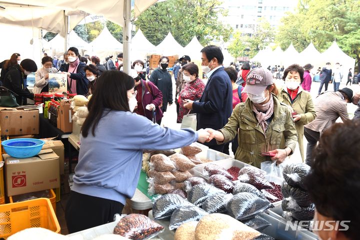 [서울=뉴시스]서울 노원구과 충청북도와 전라남도 고흥 농가의 농수산물 직거래 장터를 개최한다고 8일 밝혔다. (사진=노원구 제공). 2022.11.08. photo@newsis.com