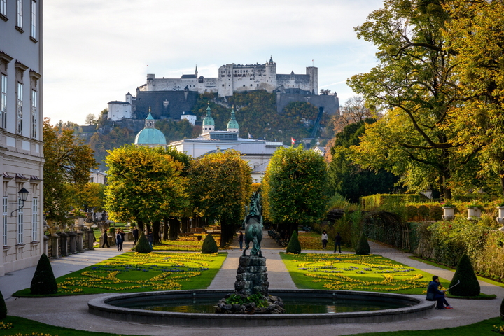 호엔잘츠부르크 성이 보이는 미라벨 정원의 가을 전경 ©Tourismus Salzburg_Guenter Breitegger. (사진=오스트리아관광청 제공) photo@newsis.com *재판매 및 DB 금지