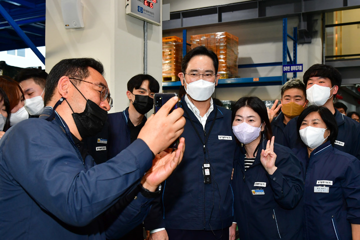 [서울=뉴시스]8일 이재용 삼성전자 회장이 삼성전자로부터 스마트공장 구축 지원을 받은 부산 소재 중소기업 '동아플레이팅'을 방문해 제조 현장을 둘러보고 있다. (사진 = 삼성전자 제공) photo@newsis.com *재판매 및 DB 금지