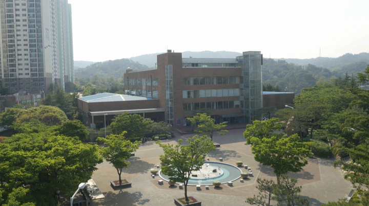 [울산=뉴시스] 구미현 기자 = 울산대 의대가 울산대학교병원 부근인 울산광역시 동구 전하동 한마음회관 건물을 리모델링해 울산지역 의료교육의 메카로 발돋움시키기로 했다. 사진은 한마음회관 전경. 2022.11.08. (사진=울산대 제공) photo@newsis.com *재판매 및 DB 금지