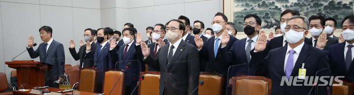 [서울=뉴시스] 김선웅 기자 = 김대기 대통령비서실장, 김성한 국가안보실장, 김종철 대통령경호처 차장이 8일 서울 여의도 국회 운영위원회에서 열린 대통령비서실, 국가안보실, 대통령경호처에 대한 국정감사에 출석해 증인 선서를 하고 있다. 2022.11.08. mangusta@newsis.com