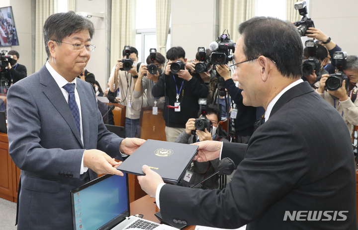 [서울=뉴시스] 최진석 기자 = 김대기 대통령 비서실장이 8일 오전 서울 여의도 국회에서 열린 운영위원회의 대통령비서실·국가안보실·대통령경호처에 대한 국정감사에서 주호영 국회 운영위 위원장에게 선서문을 제출하고 있다. 2022.11.08. myjs@newsis.com
